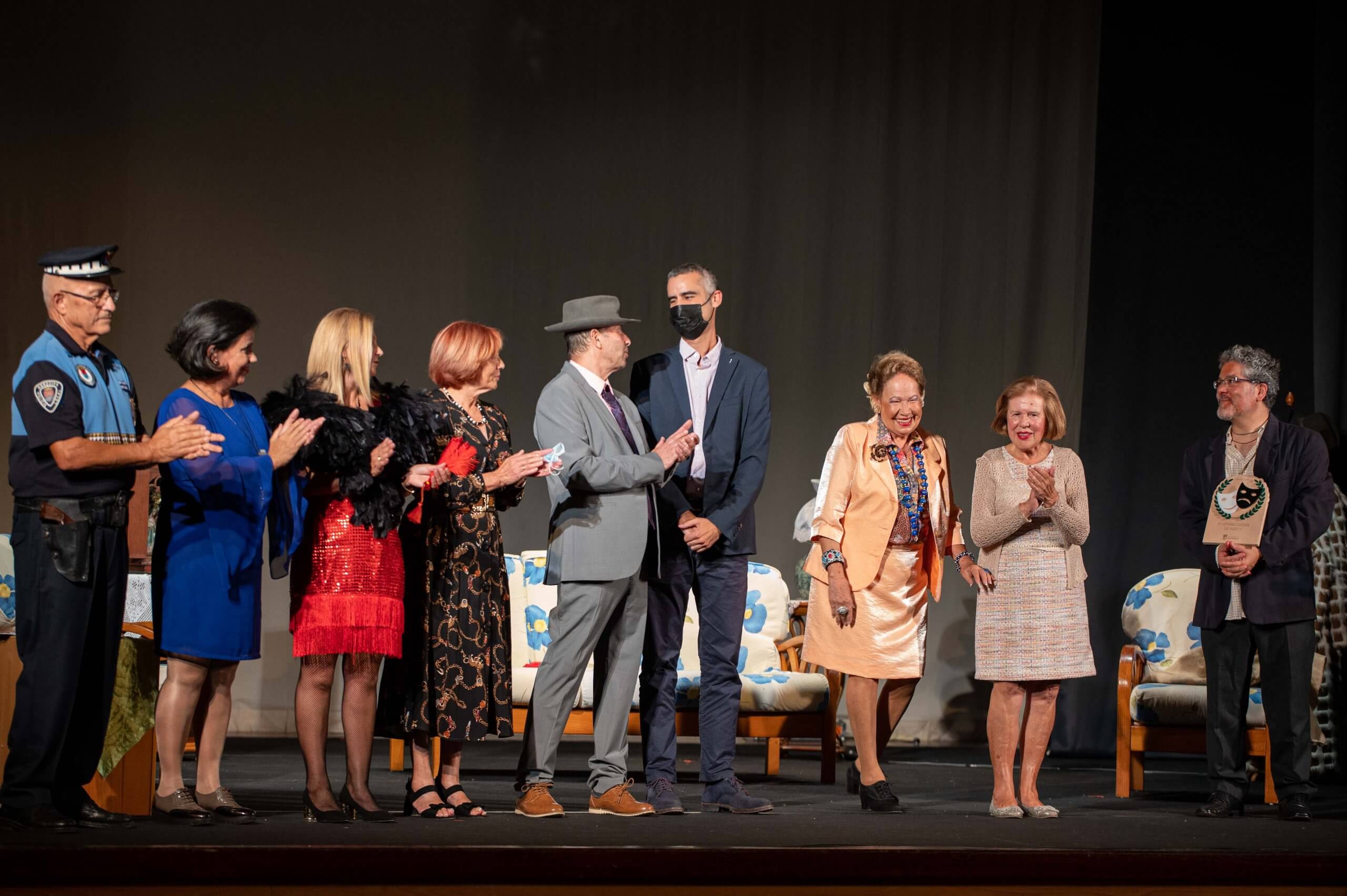 Ajei representó con una espectacular puesta en escena la comedia “No le busques tres piernas al alcalde”, en el Teatro de San Bartolomé con aforo completo y entre grandes aplausos
