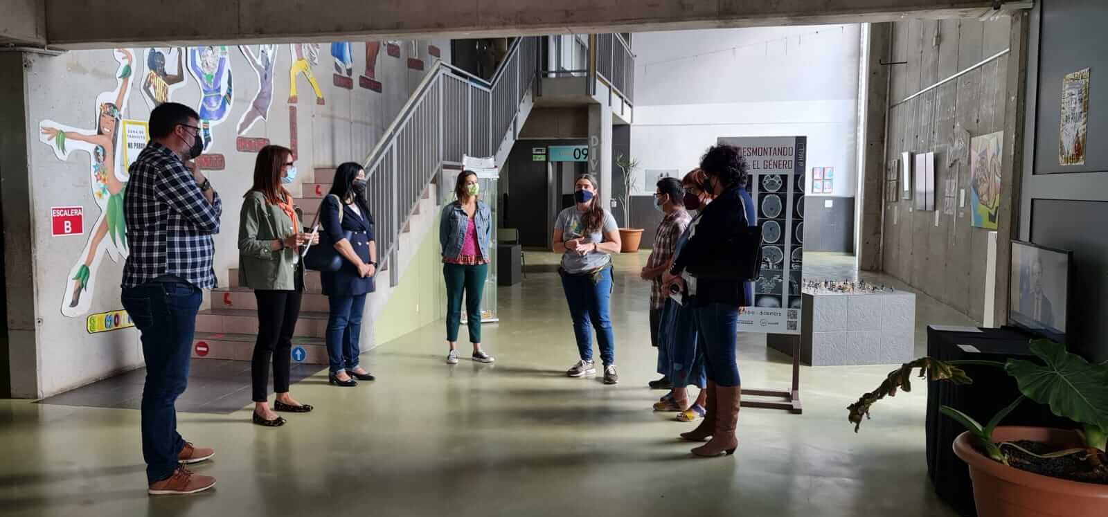 Inaugurada la exposición “18 artistas desmontando el género” en la sala El Hall del IES Playa Honda