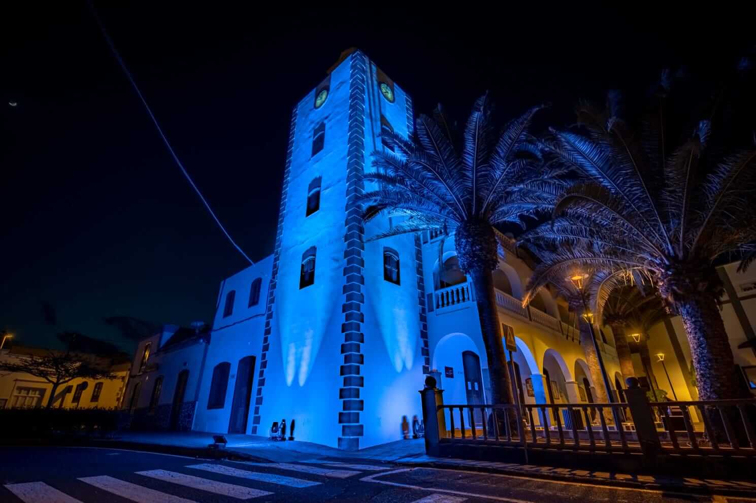 San Bartolomé se ilumina de azul para celebrar el Día de la Infancia