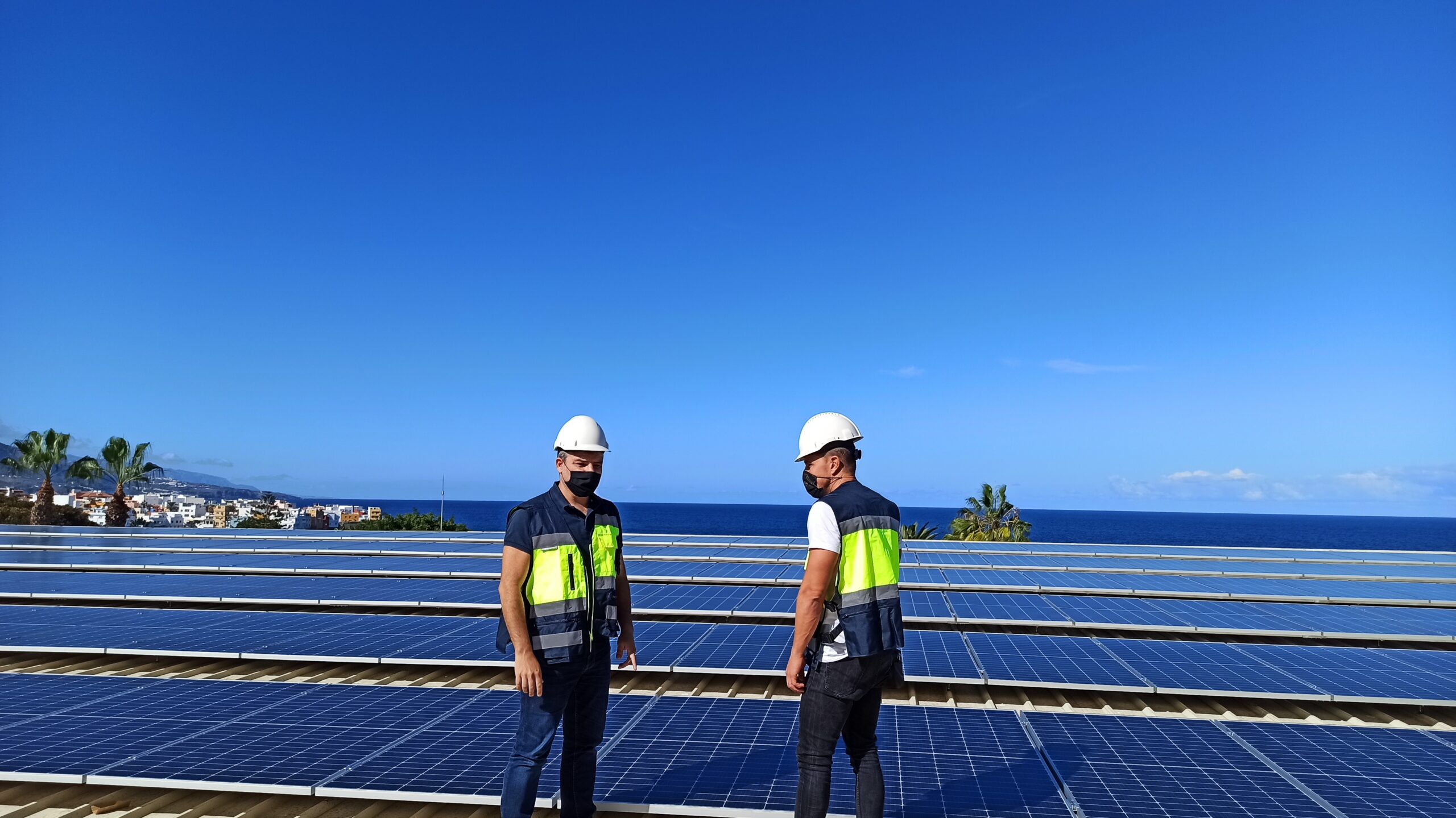 Termina la instalación de placas solares en el Manolo Santaella