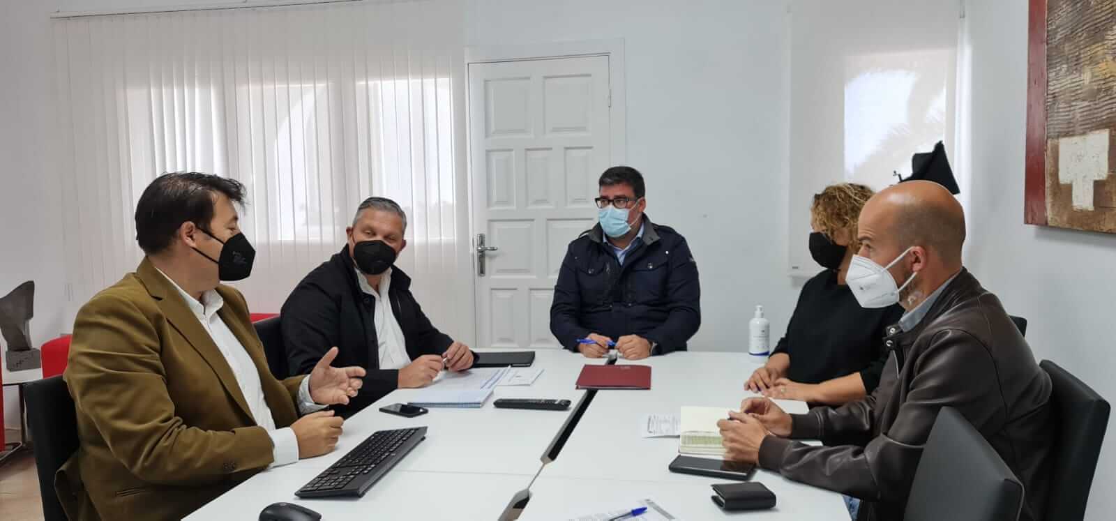 San Bartolomé recibe la visita del consejero de Obras Públicas del Cabildo