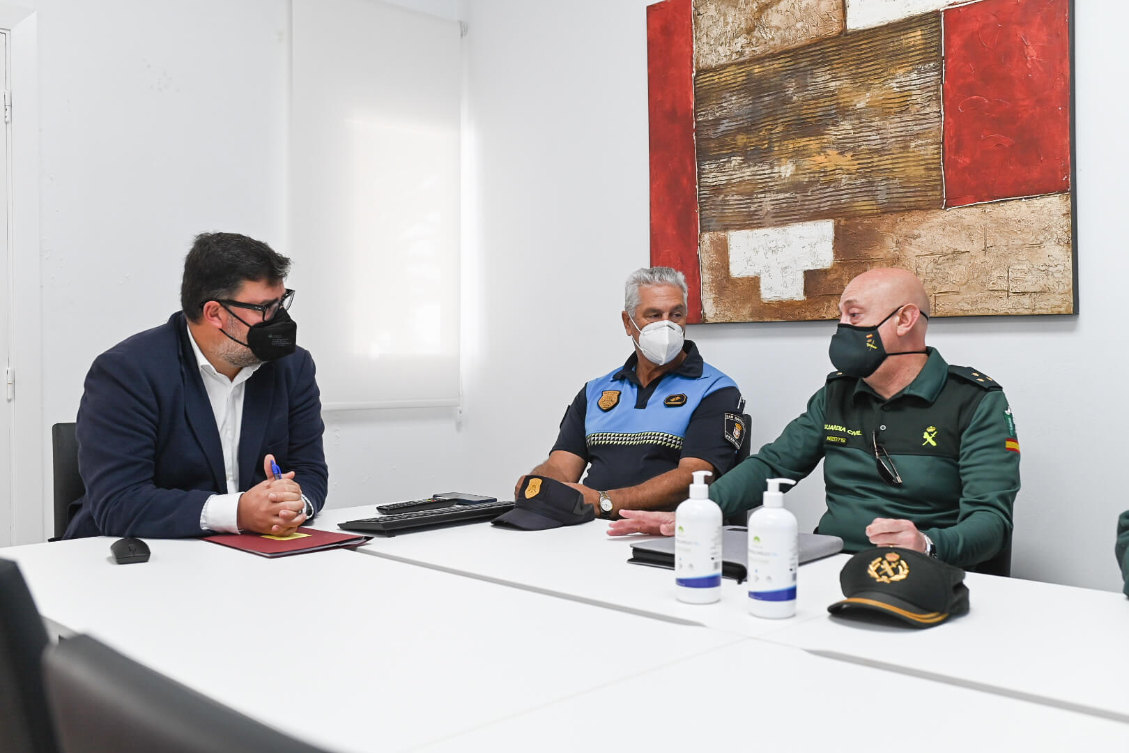 El alcalde de San Bartolomé recibe al capitán de la Guardia Civil Armando Fernández
