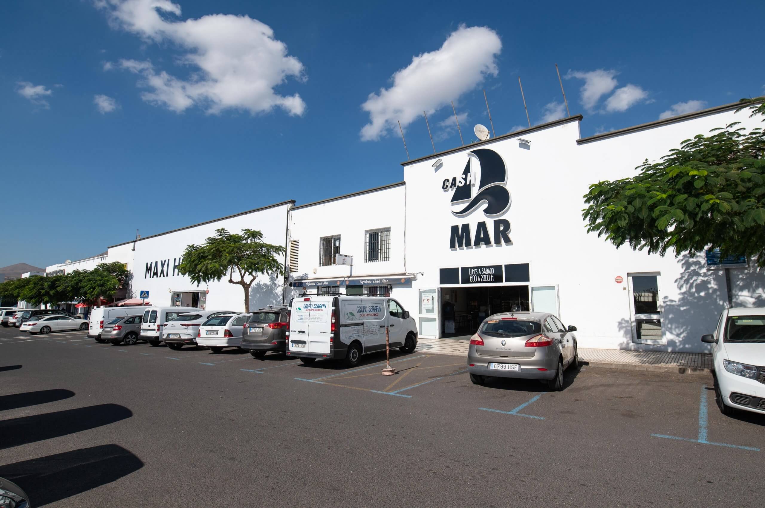 El Ayuntamiento de San Bartolomé aplaude el cambio estético de cada vez más fachadas en la Zona Industrial y Comercial de Playa Honda