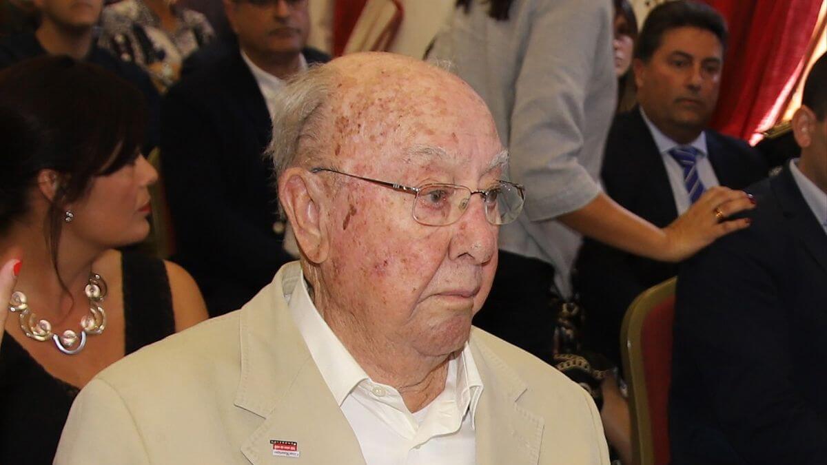 El Ayuntamiento de San Bartolomé muestra sus condolencias por el fallecimiento de Carlos Manrique Cabrera