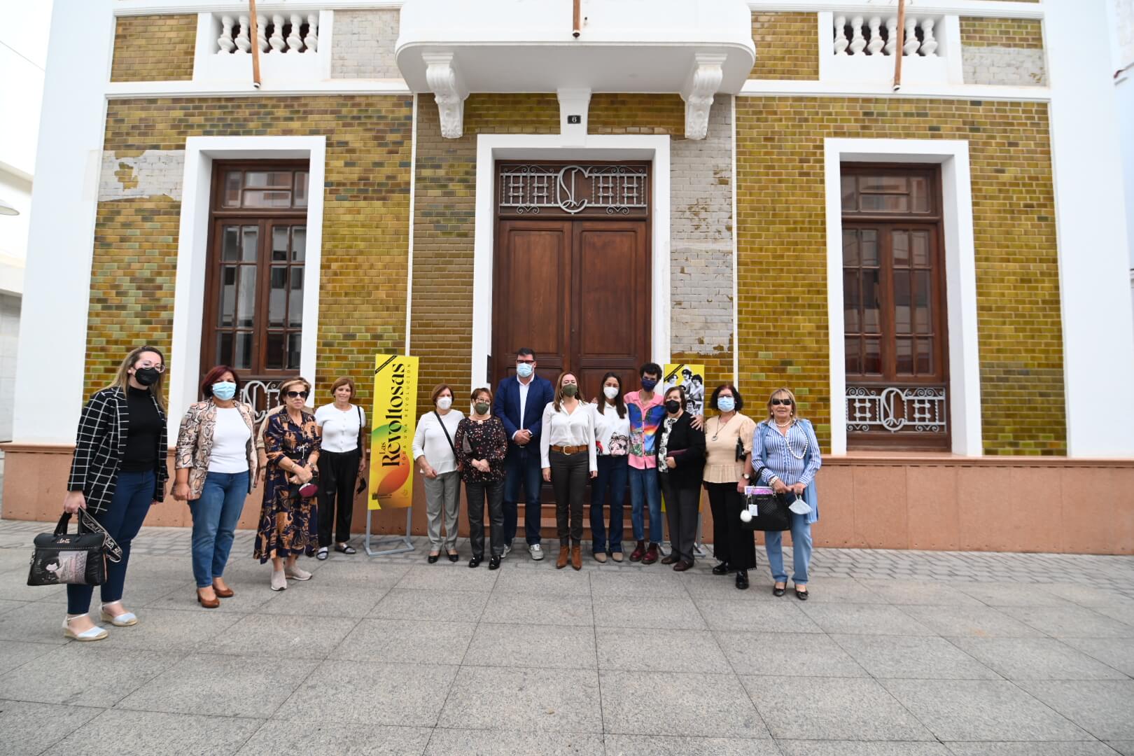 El alcalde de San Bartolomé aplaude el trabajo de LAS REVOLTOSAS en el acto inaugural de la exposición tributo a su trayectoria