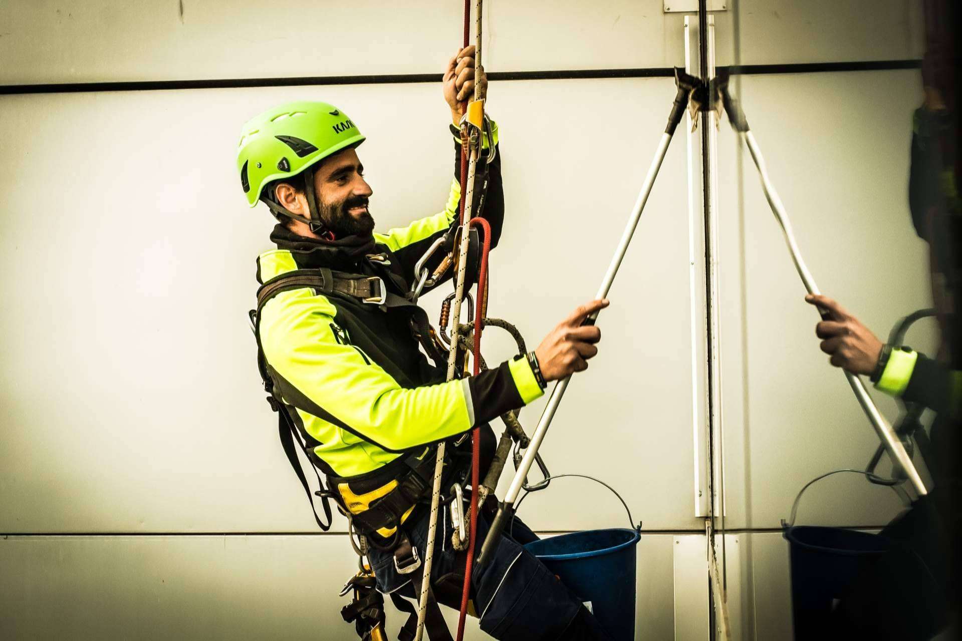 ¿Cuáles son los riesgos y medidas de seguridad en los trabajos verticales?