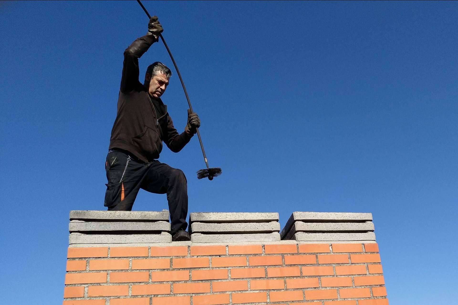 ¿Por qué es importante limpiar las chimeneas? Su DESHOLLINADOR