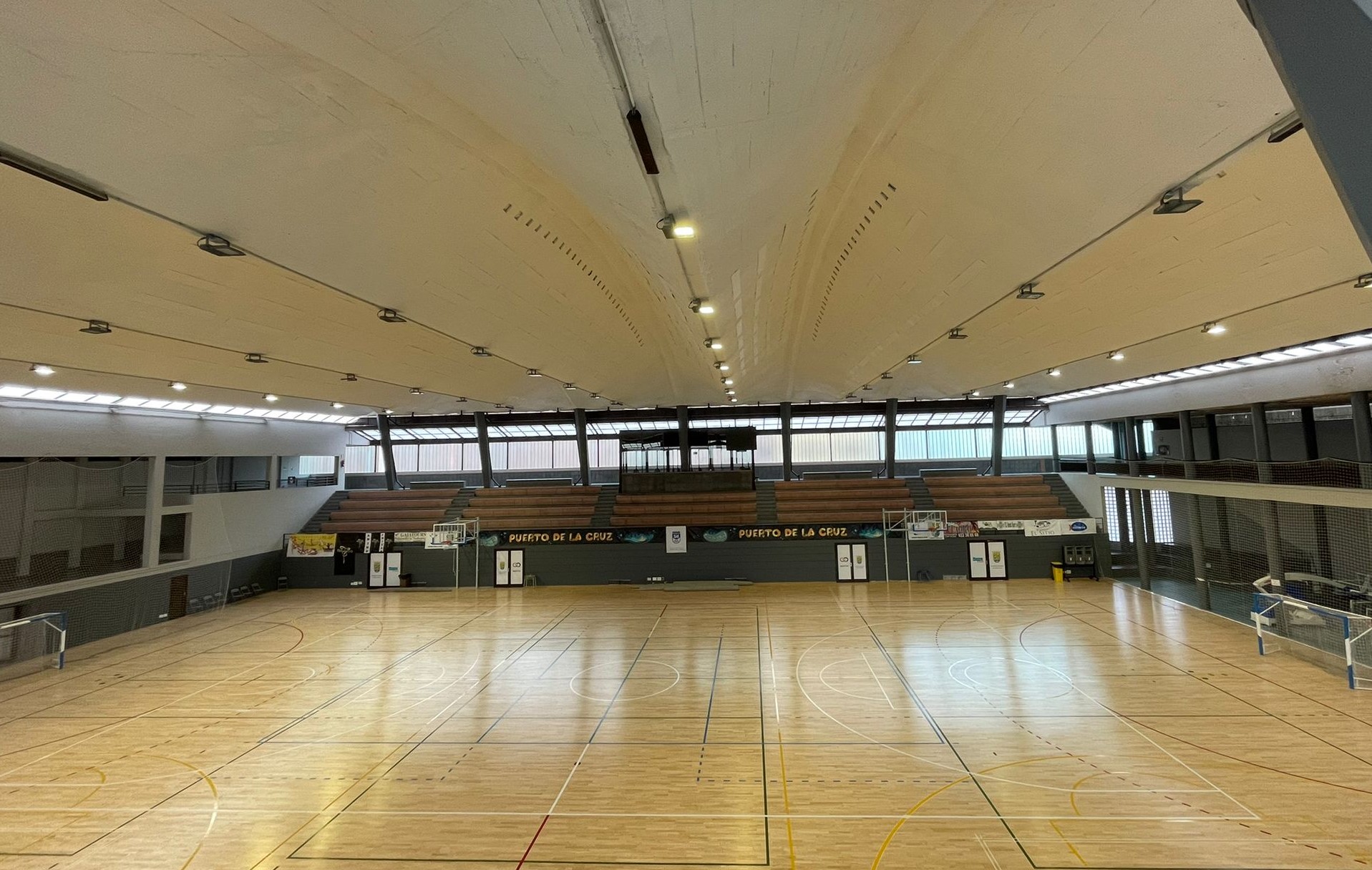 Instalación de dos nuevas canastas transversales abatibles de baloncesto en el Díaz Molina