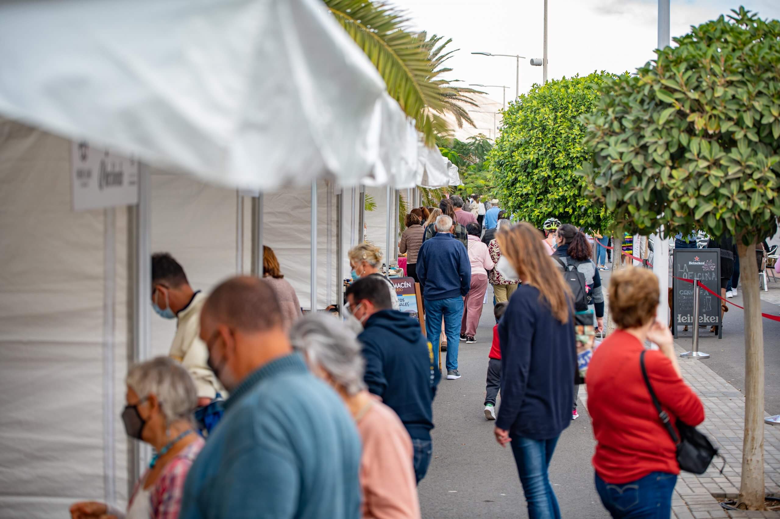 La calle Mayor acogió nueva edición del Mercado de Playa Honda con gran acogida por parte de la vecindad y visitantes