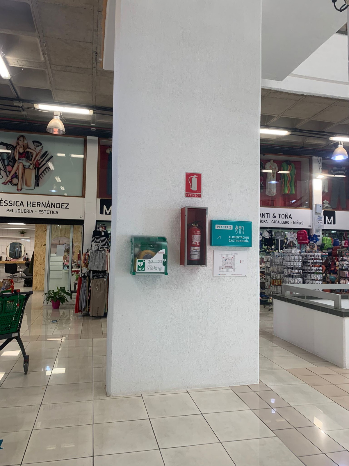 Puerto de la Cruz mejora la seguridad sanitaria en el Mercado Municipal con la instalación de dos desfibriladores