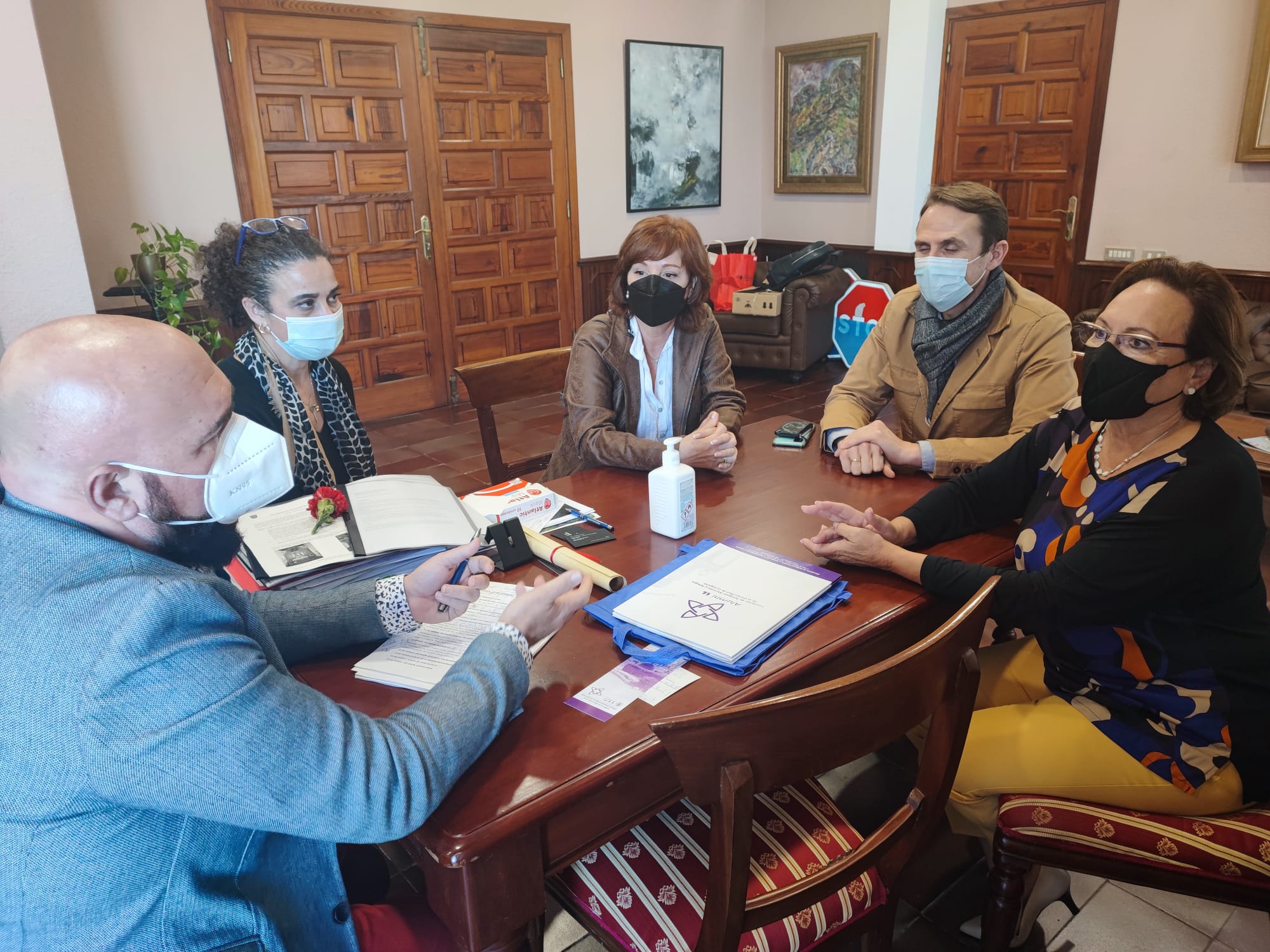 Puerto de la Cruz se reúne con representantes de la Asociación de Antiguos Alumnos de la Universidad de La Laguna