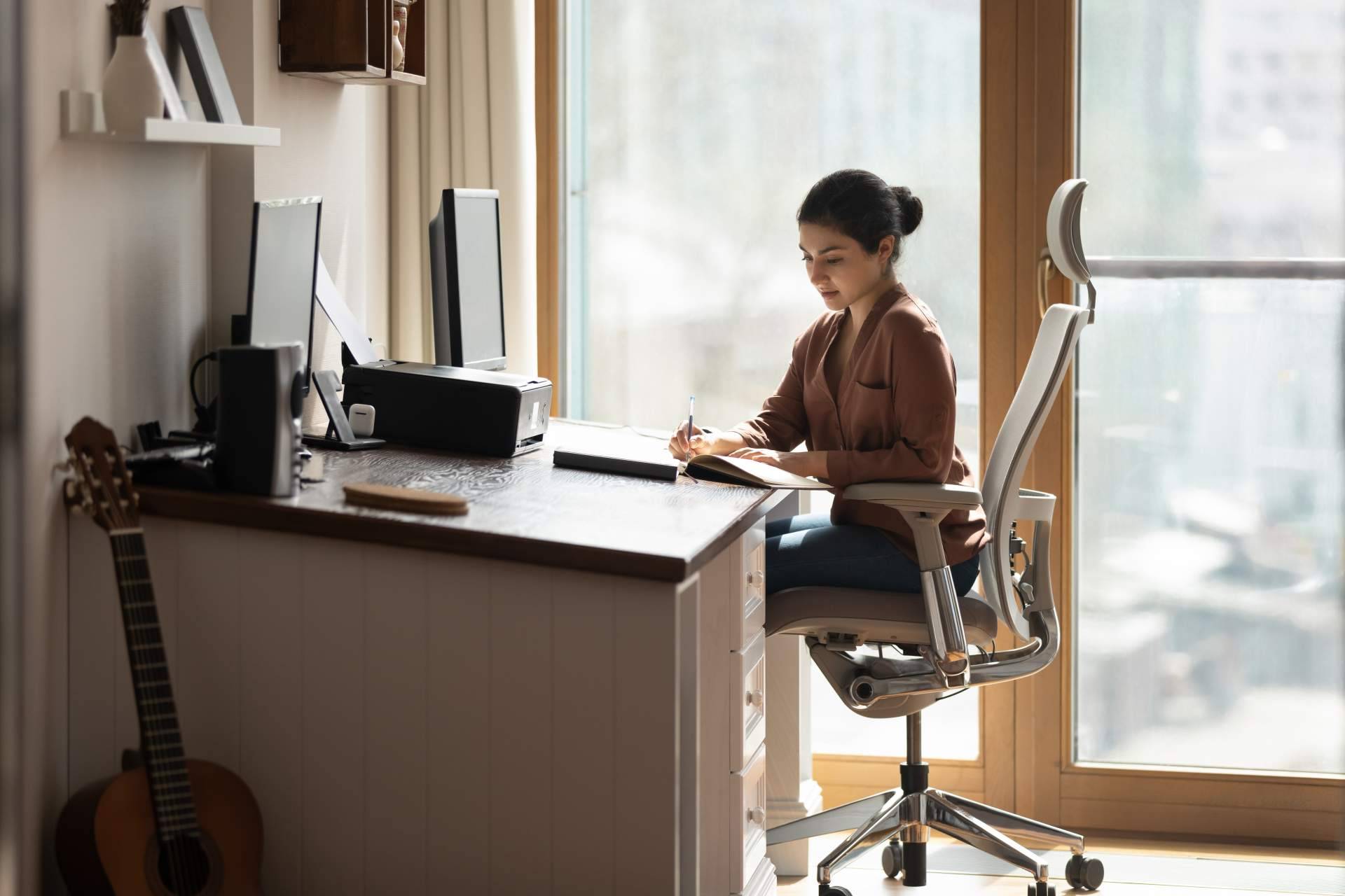 La importancia de trabajar en una silla ergonómica, por 6mejores.top