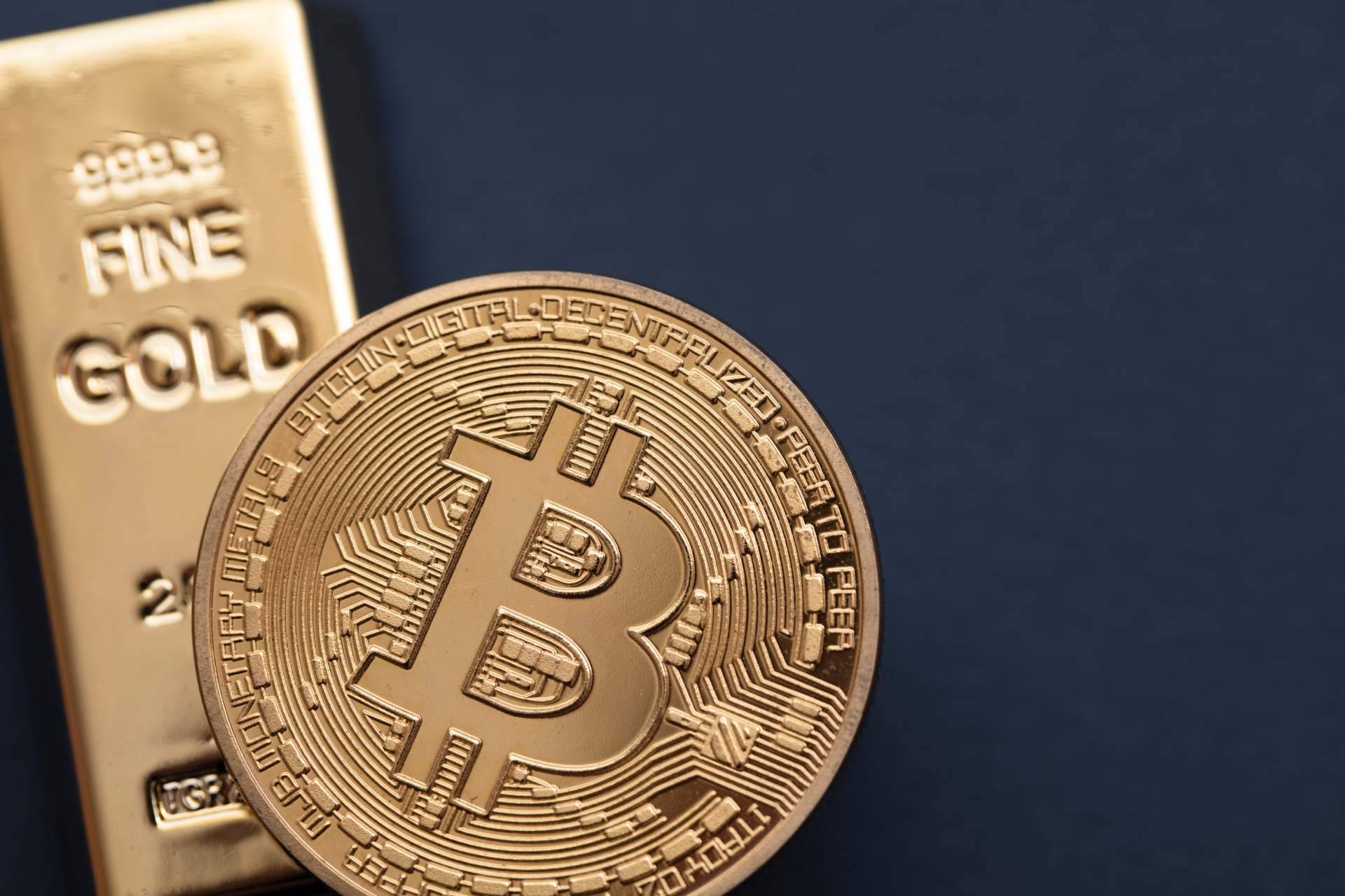Los abogados especializados en criptomonedas y blockchain con la asistencia de Attolón