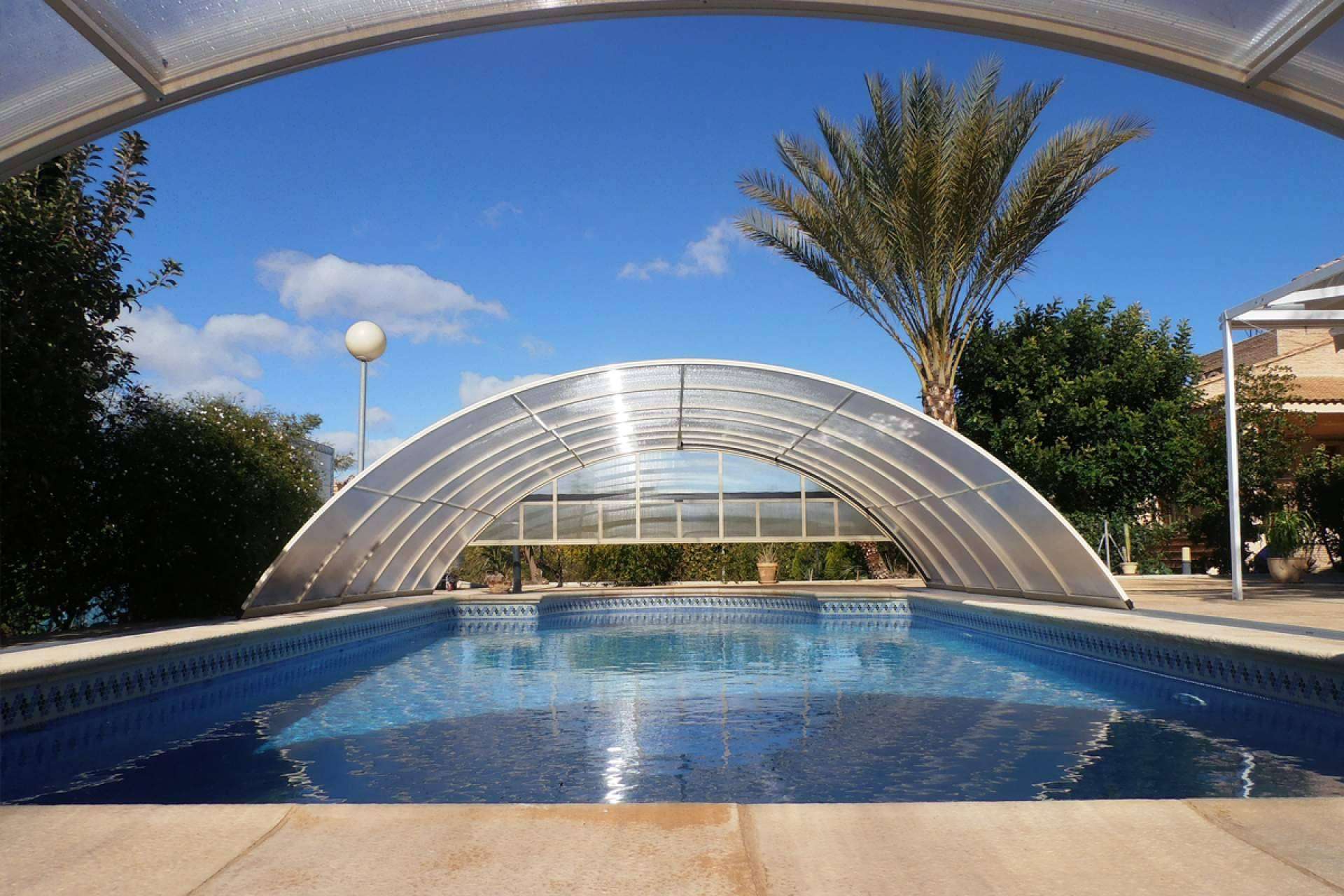 COVERTTO expone las ventajas de contar con una cubierta de piscina baja con carril como las del modelo Segóbriga
