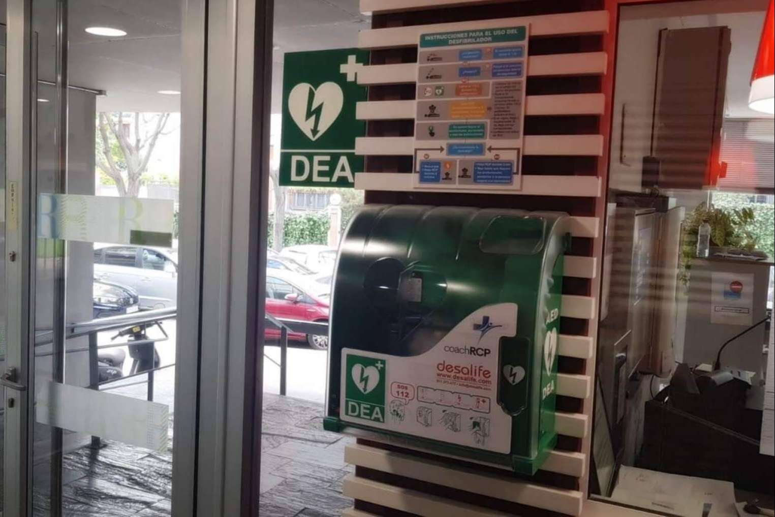 Coach RCP recalca la importancia de contar con desfibriladores en comunidades de vecinos