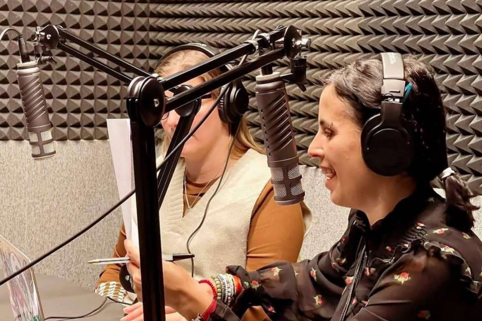 Grabación de podcasts en las salas especializadas de Mastermind Place Madrid