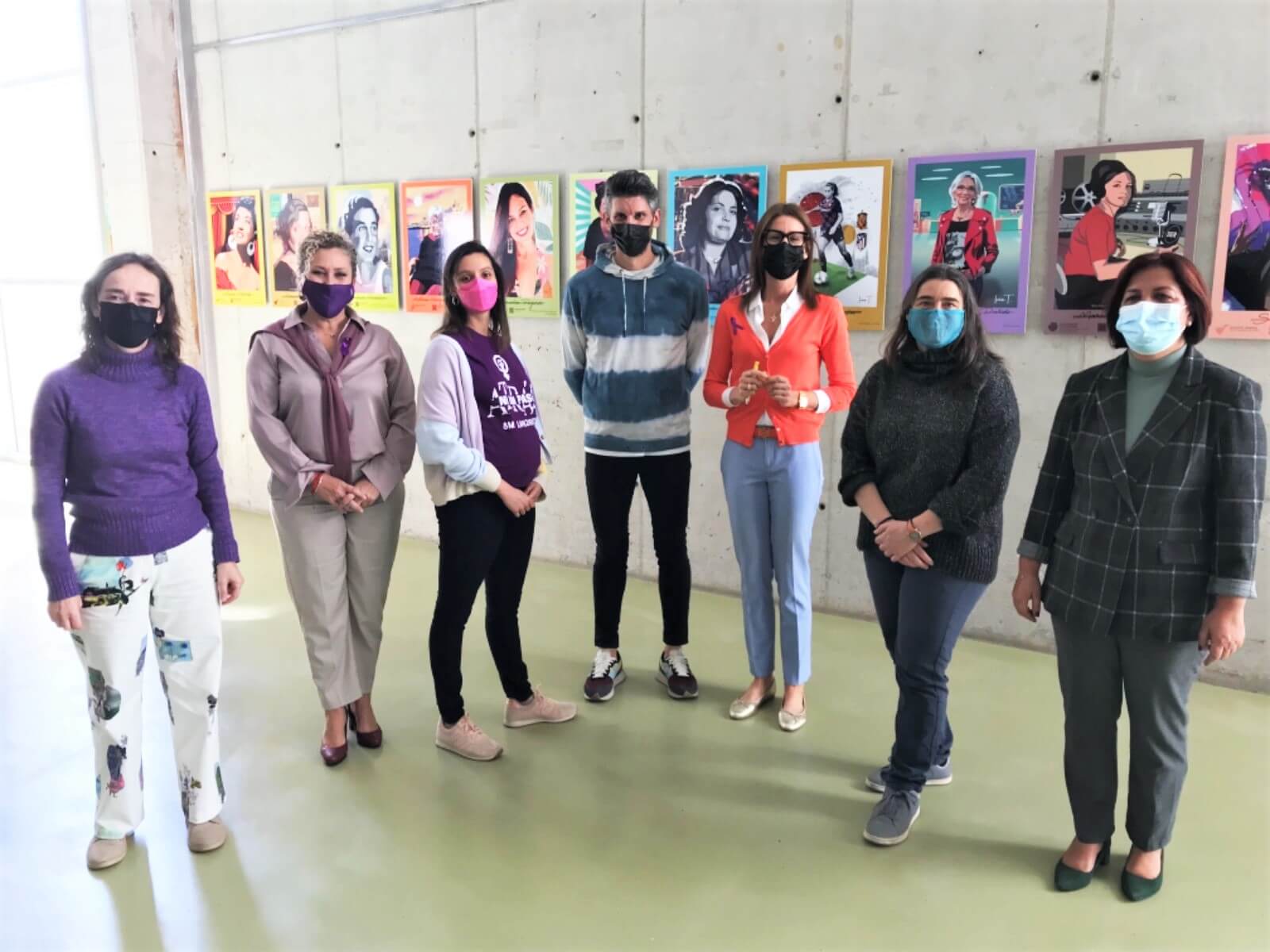 La sala Hall del IES Playa Honda acoge exposición de Iván Tempra “30 mujeres canarias para cambiar la historia”