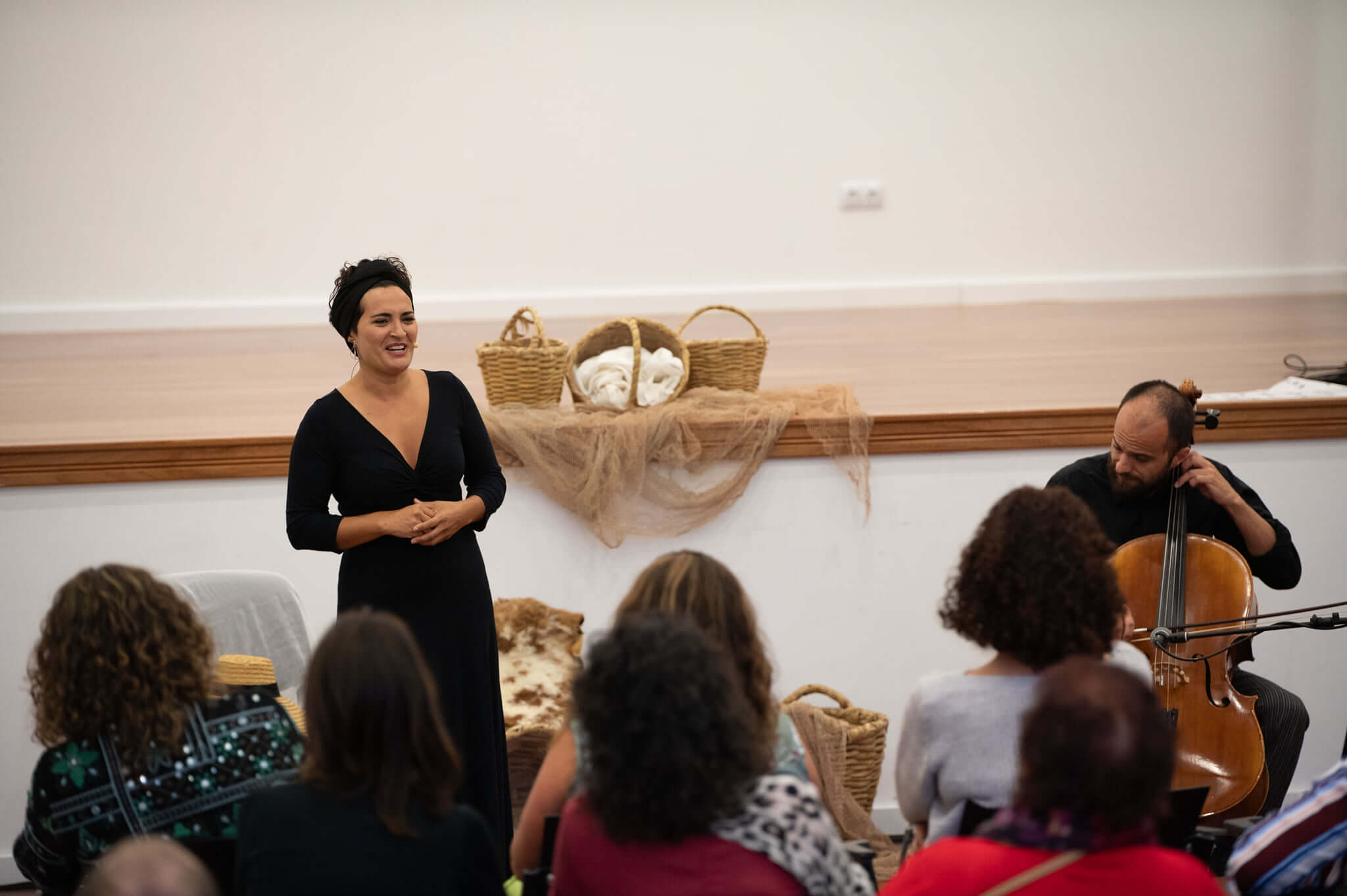 Aplaudido espectáculo "Mitología y mujeres de Lanzarote" a cargo de la narradora Vicky Dos Santos y acompañada al violonchelo por Aarón Márquez