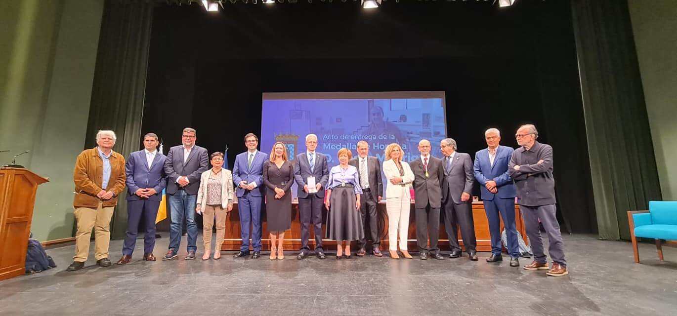 El alcalde asiste al acto de entrega de la Medalla de Honor de la ULL a César Manrique
