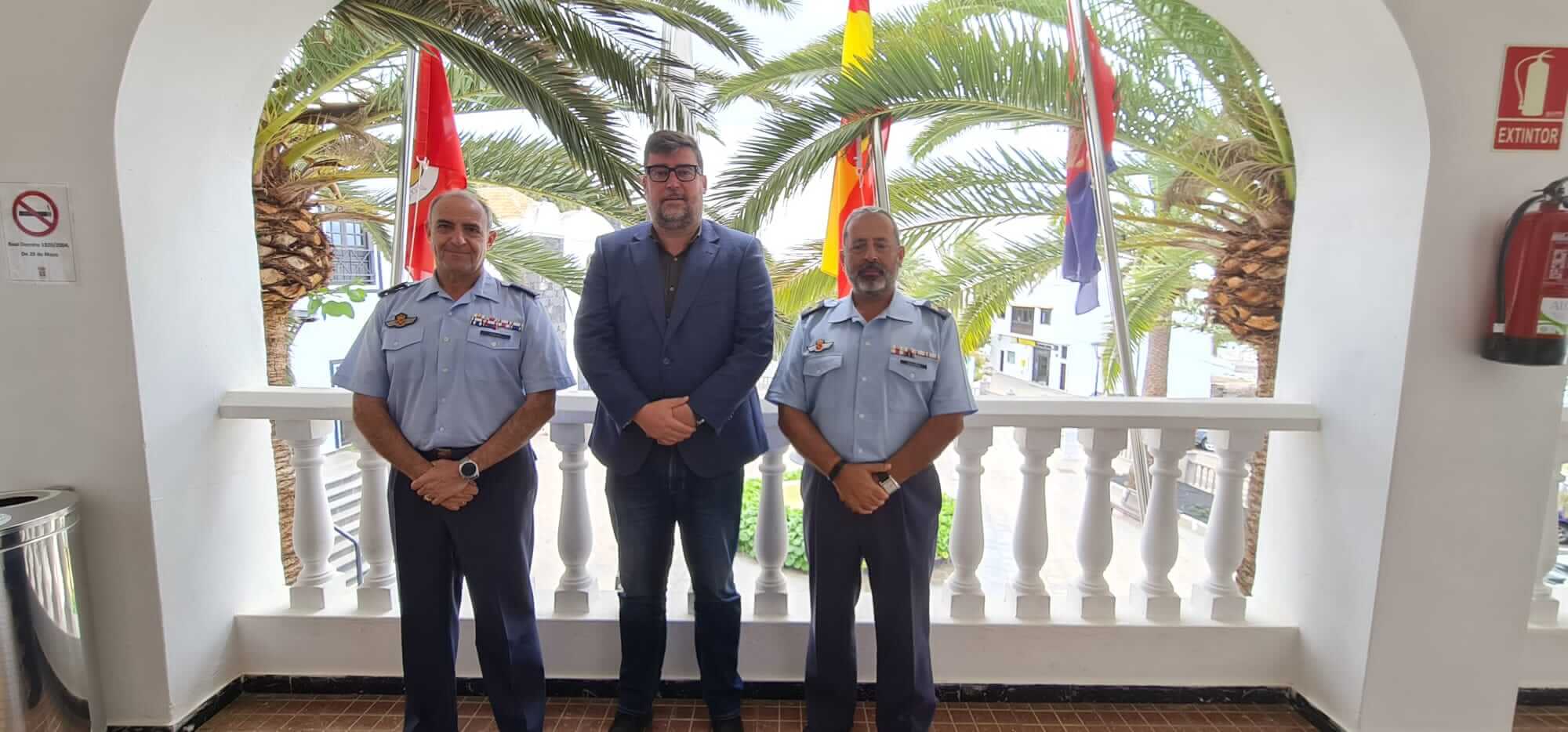 El Alcalde de San Bartolomé recibe al Coronel Jefe del Aeródromo Militar, José Vicente Teruel