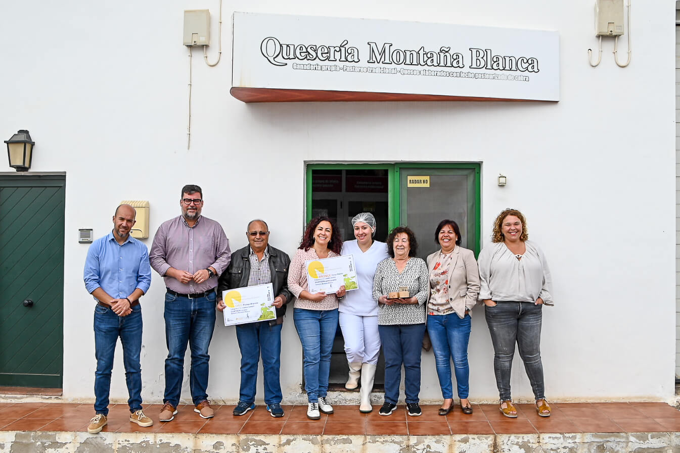El alcalde felicita a la Quesería de Montaña Blanca por alzarse con el premio de mejor queso de cabra curado de España