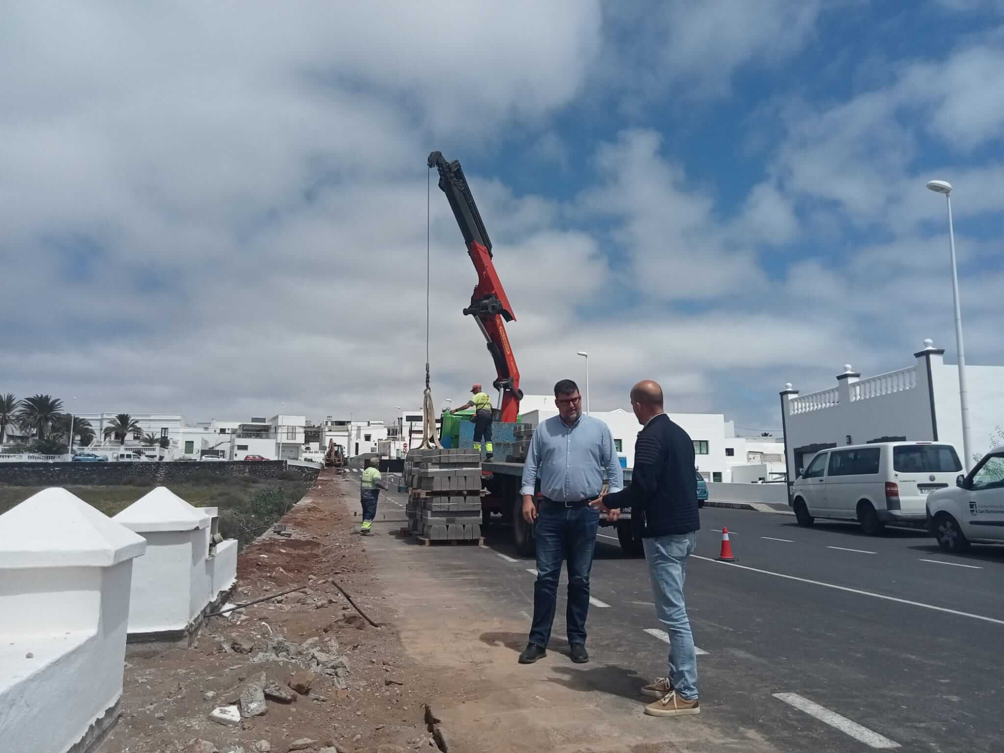 El Ayuntamiento de San Bartolomé está llevando a cabo obras de reparaciones de acera y muros en la calle Pío XII