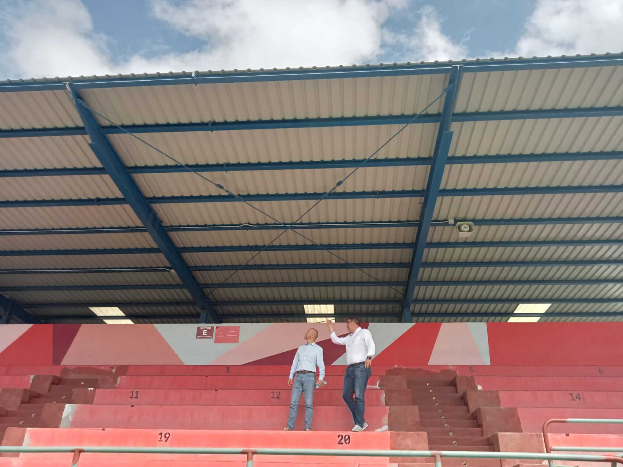 El Ayuntamiento de San Bartolomé lleva a cabo obras de impermeabilización de las cubiertas de las gradas de los Campos de Fútbol de Playa Honda y San Bartolomé