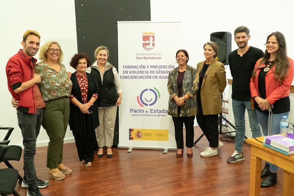 El Centro Cívico de Playa Honda acogió la presentación del libro "30 mujeres canarias para cambiar la Historia"