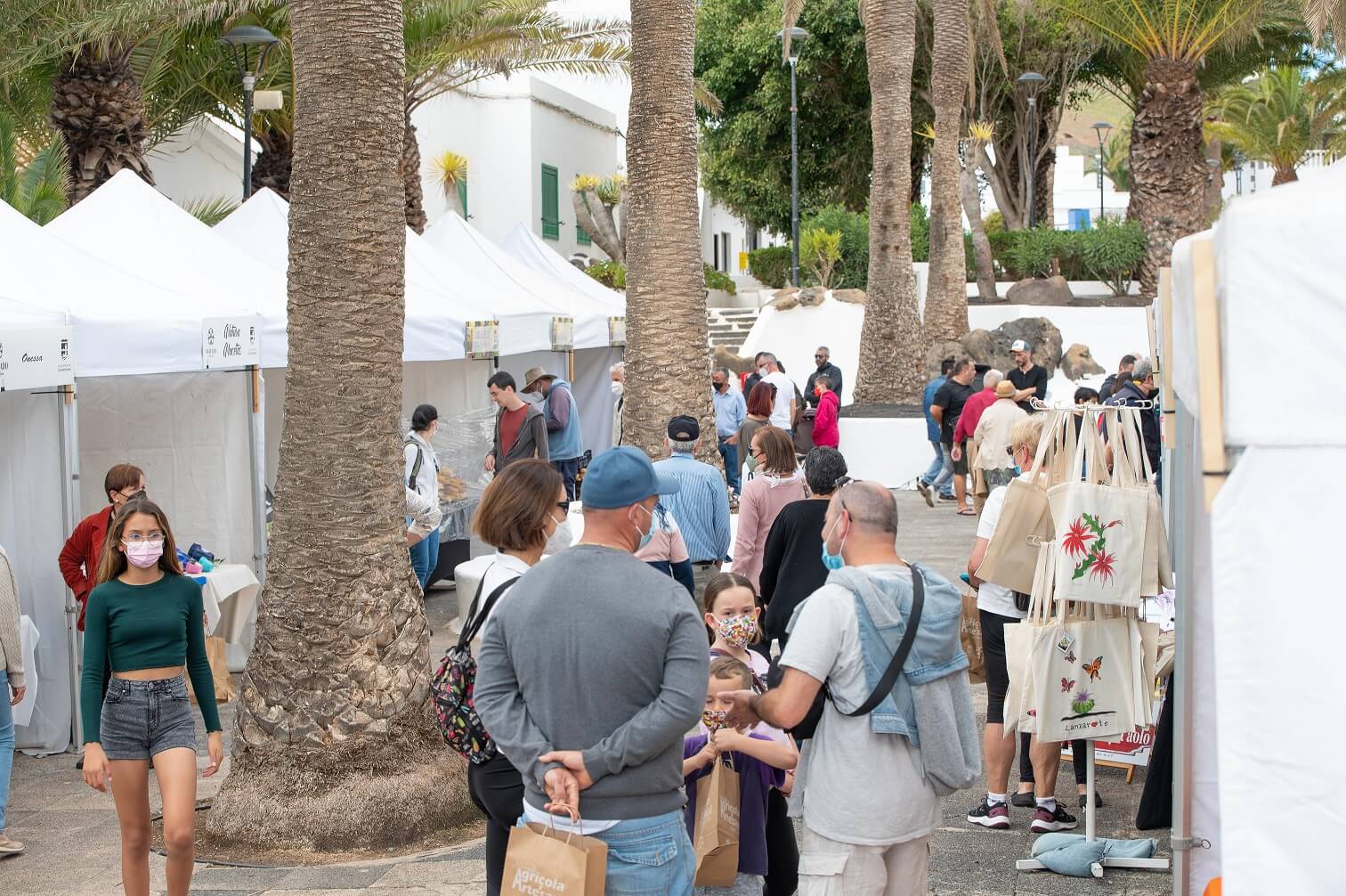 Gran afluencia de vecindad y visitantes en el Mercado Agrícola y Artesanal de San Bartolomé