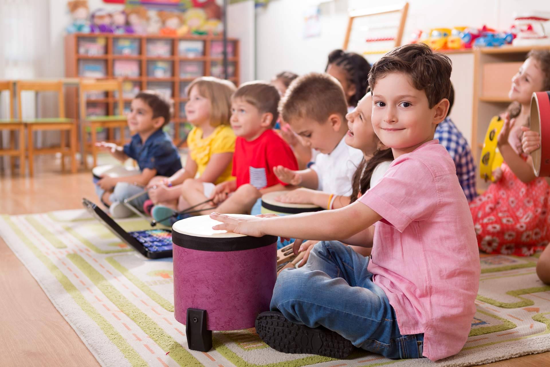 La música y la percusión aporta beneficios en los niños