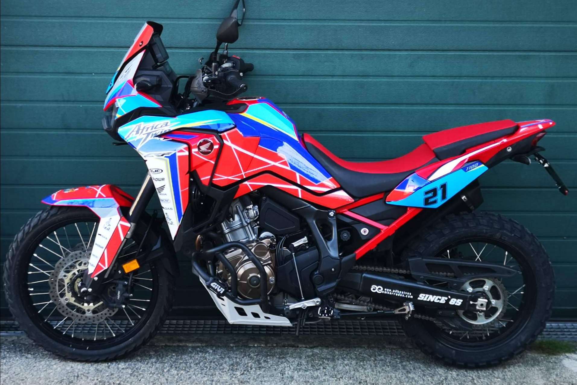 El variado catálogo de pegatinas para moto personalizadas de ADHESIVOSEMBARRADOS