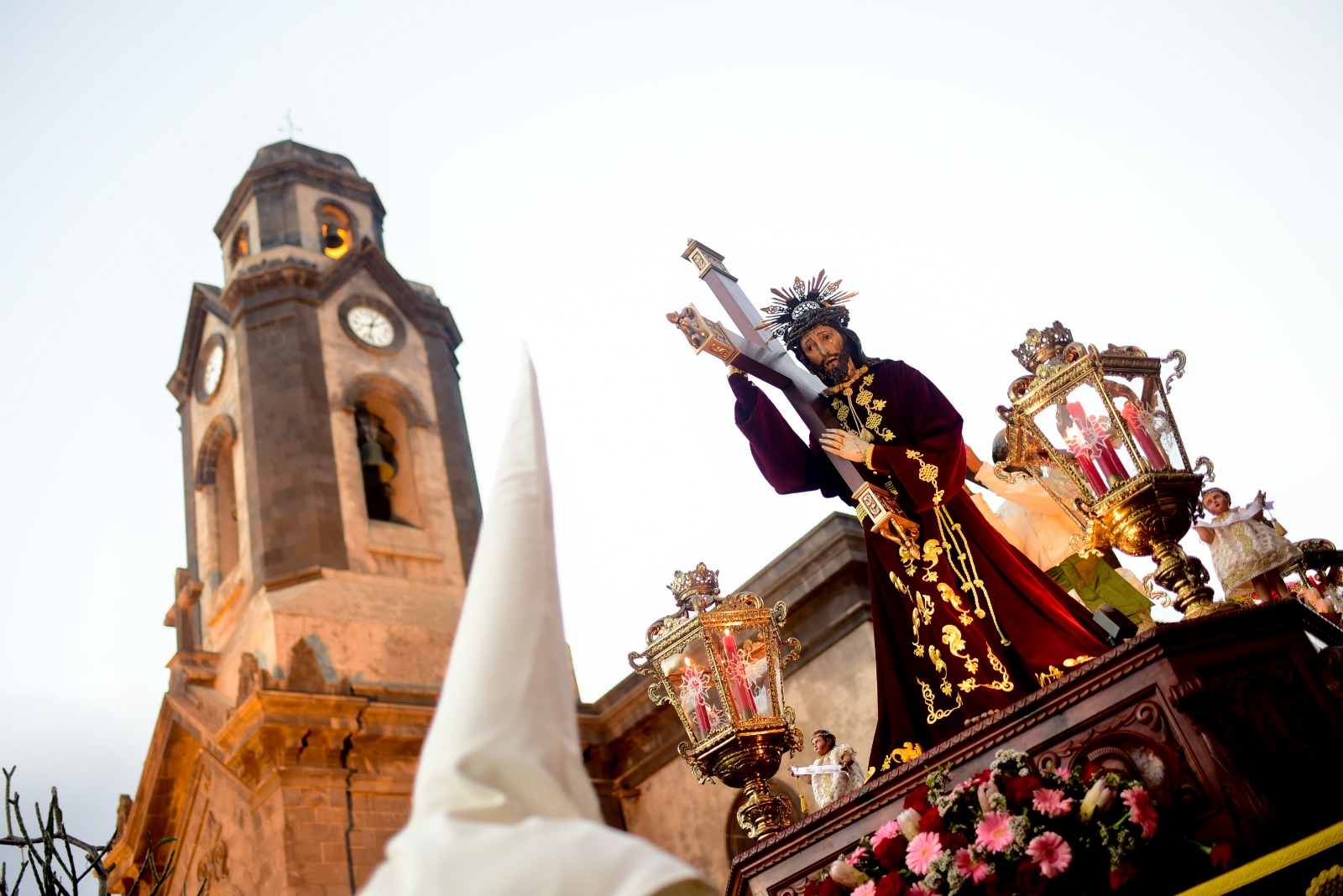 La emoción contenida por el Nazareno protagoniza el Jueves Santo en Puerto de la Cruz 