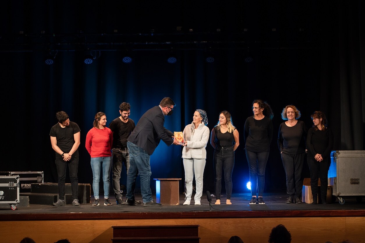 La obra teatral “Una hora de ilusión” interpretada por SomoS se lleva los aplausos del público de San Bartolomé
