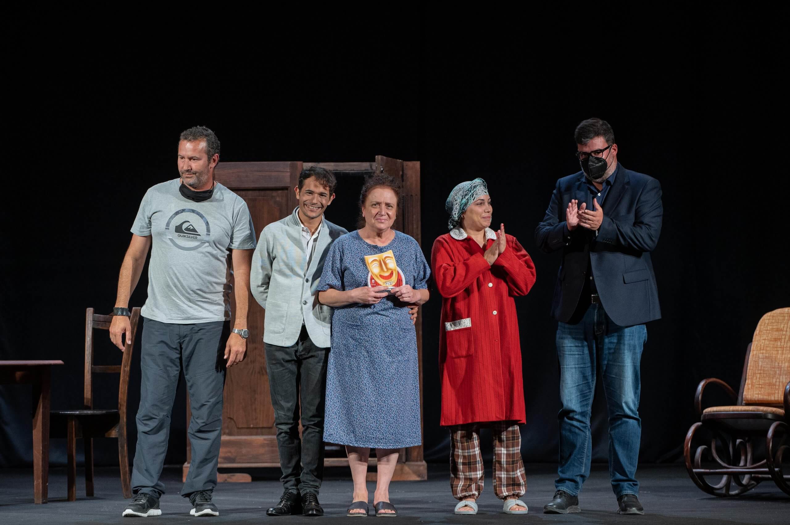 La representación de la obra “100 m2” de Comi-K Teatro consigue el aplauso de todo el patio de butacas del Teatro de San Bartolomé
