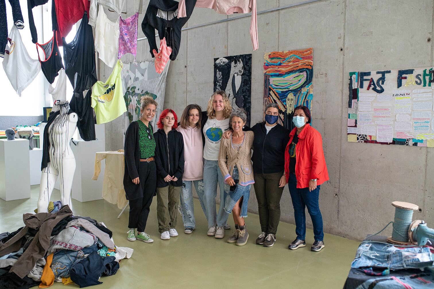 La Sala Hall del IES Playa Honda acoge la exposición Fast Fashi%n hasta el 16 de mayo