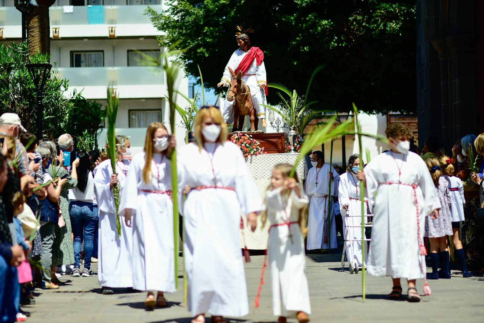 La tradicional procesión del Señor de la Burrita saluda el Domingo de Ramos en la ciudad turística