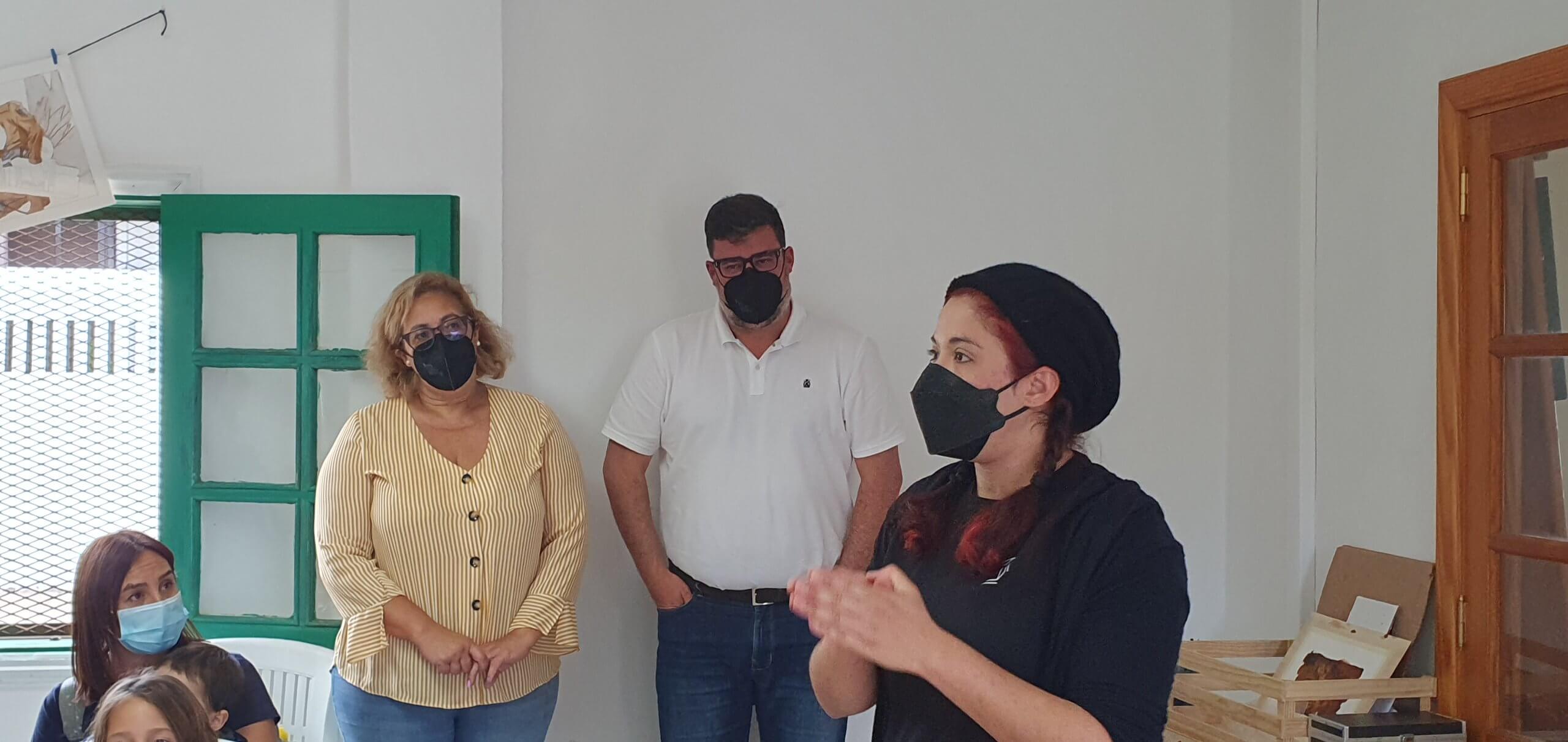 Playa Honda acoge talleres de pintura creativa con pigmentos vegetales y naturales