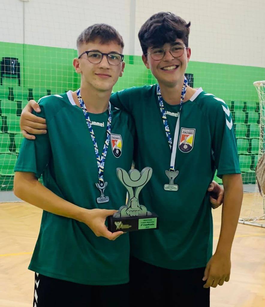 Aday González y Adrián González, que competirán con la Selección de Canarias de Balonmano Cadete Masculino, en los "Juegos de las Islas Europeas"