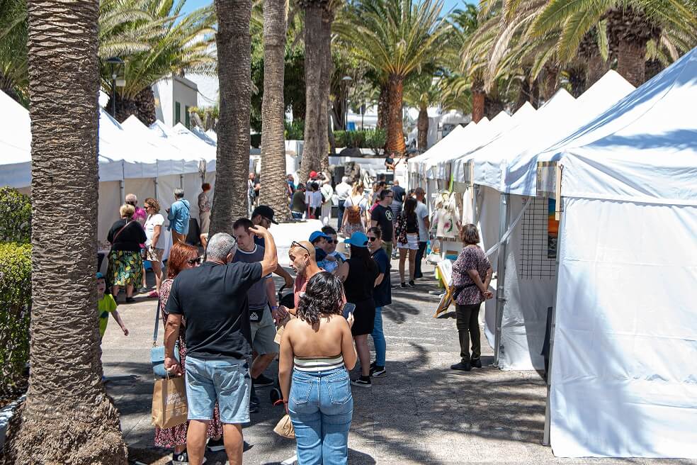 Animada velada de Mercado Agrícola y Artesanal en San Bartolomé