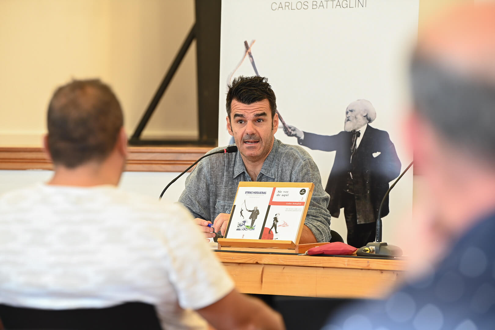 Caros Battaglini presentó en Playa Honda su última publicación "Otras Hogueras"