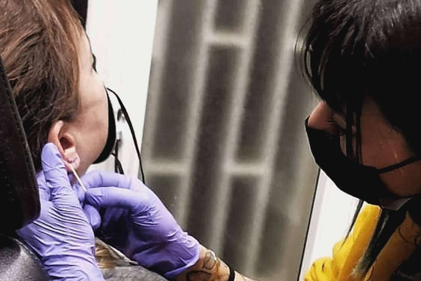 Las razones por las que no deben hacerse piercings con pistola, según Steel of Doom