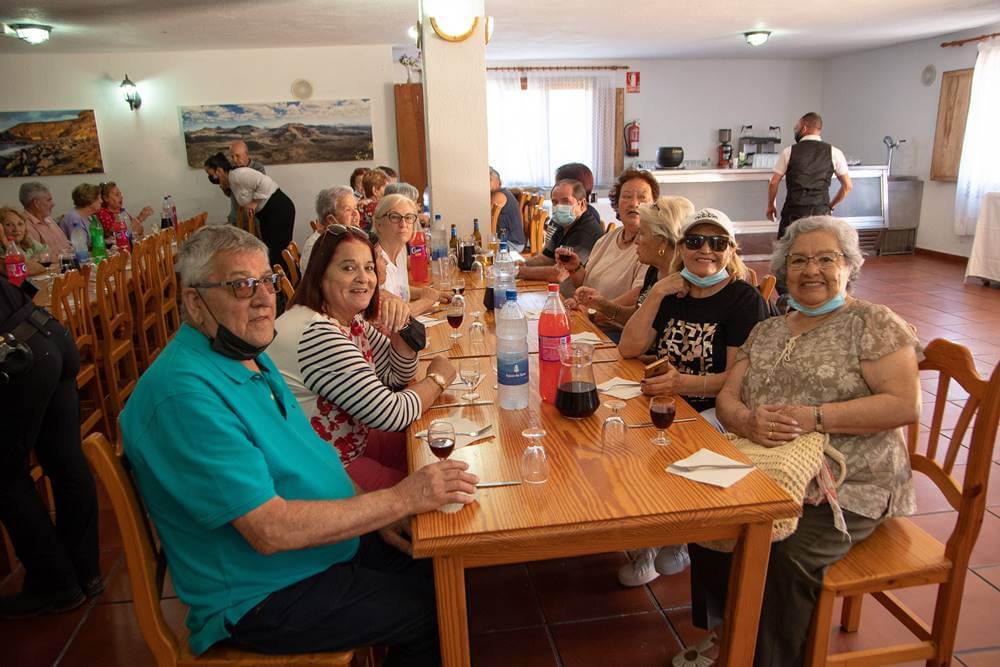 Los mayores de San Bartolomé disfrutan de una excursión y almuerzo por el aniversario del Centro de la Tercera Edad