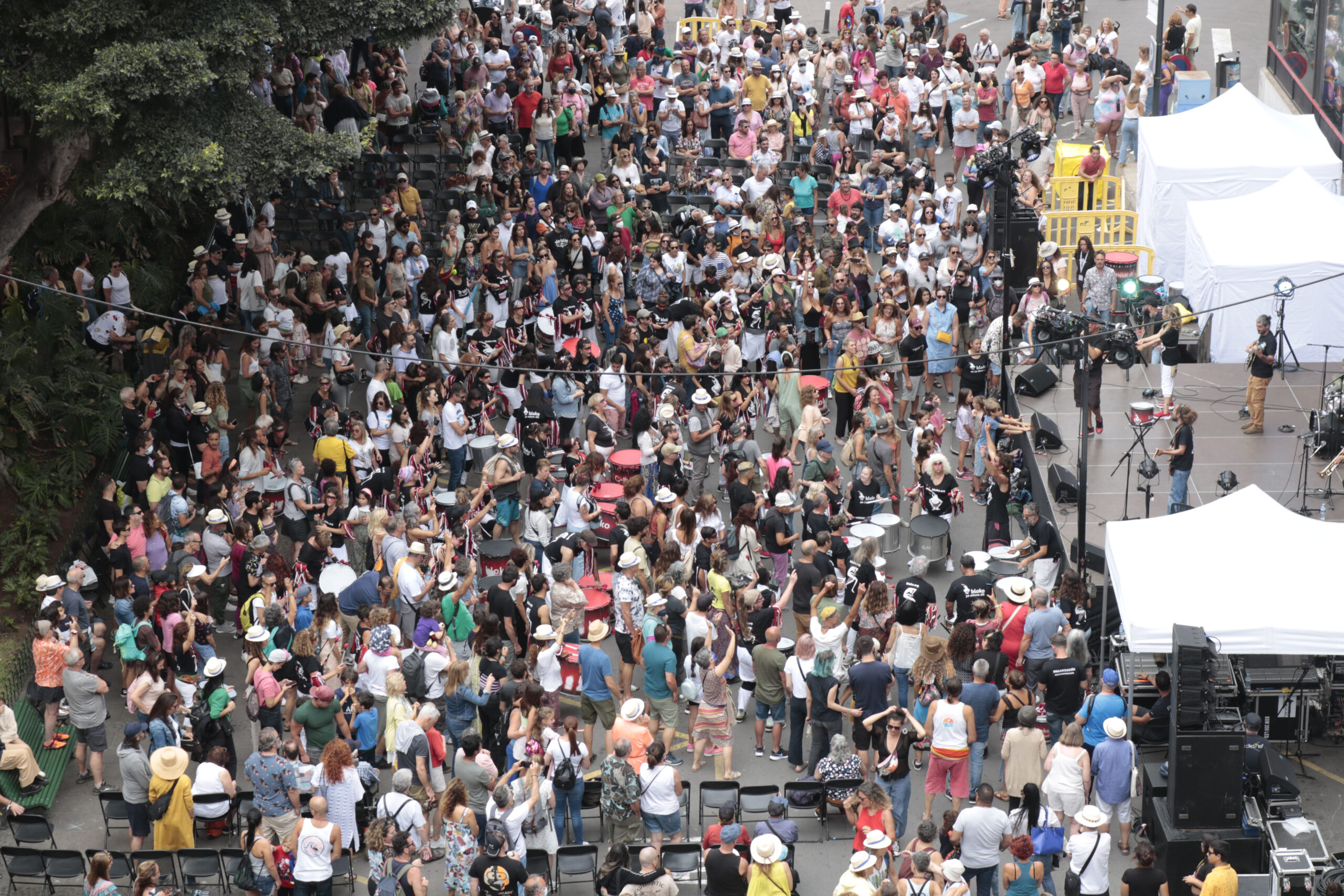 Una multitud retoma las calles de Puerto de la Cruz para celebrar la vigésima edición de Mueca