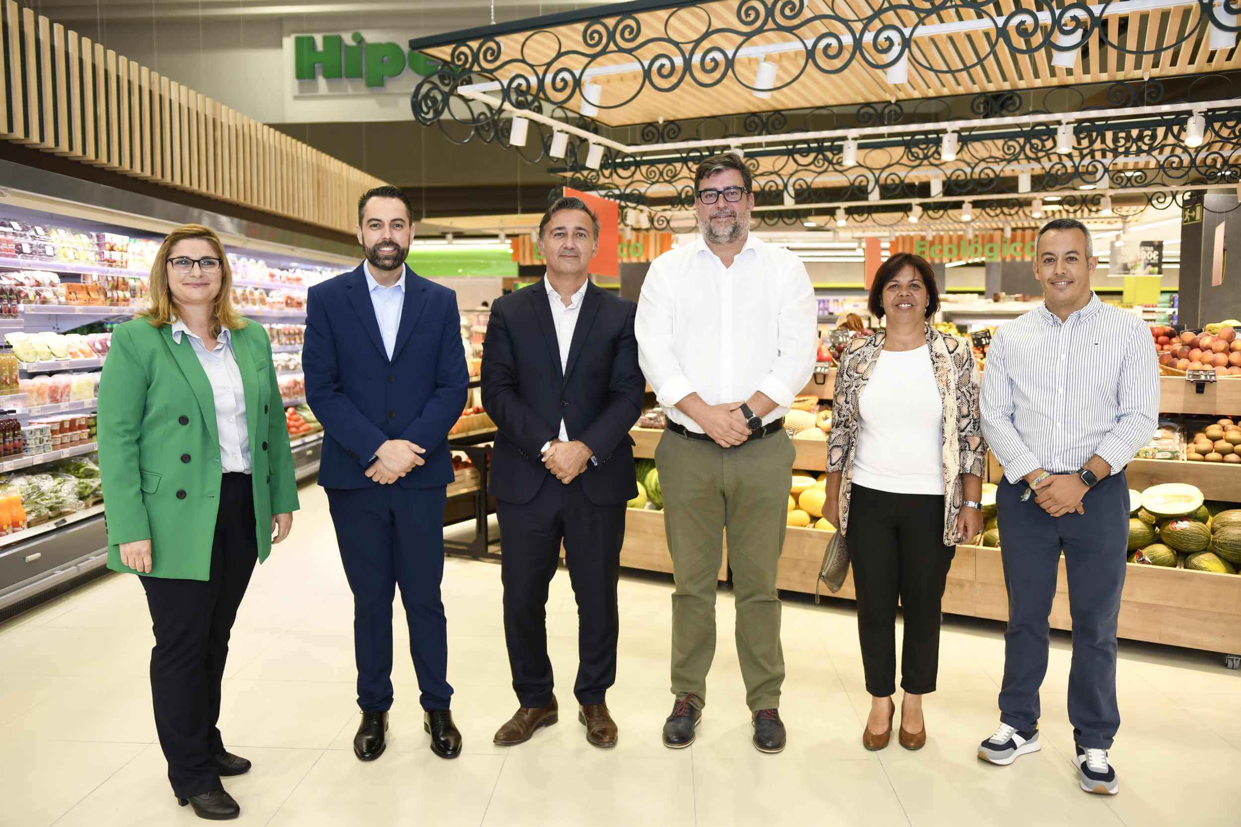 El alcalde asistió al acto de reapertura de la tienda de Hiperdino en el Deiland Plaza