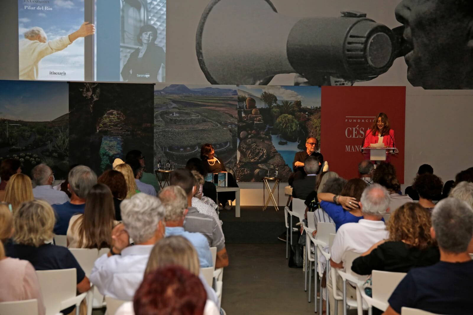 El alcalde felicita a la FCM por la presentación del libro de Pilar del Río: “La intuición de la isla. Los días de José Saramago en Lanzarote”, a la autora y editorial