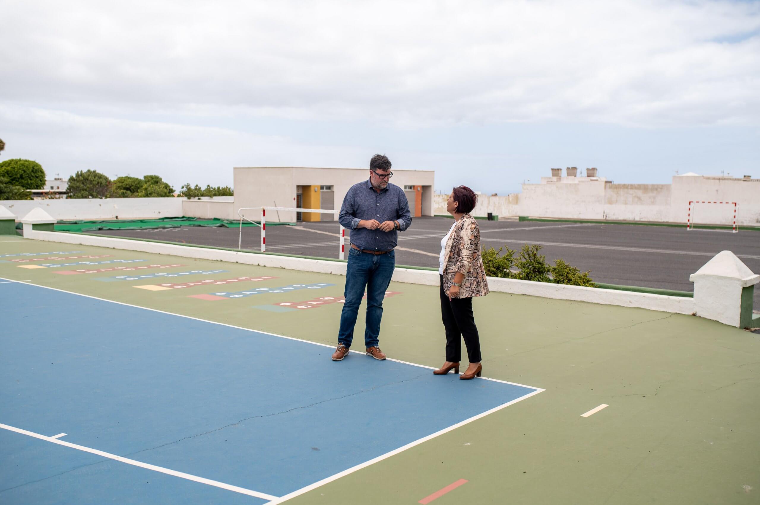 El Ayuntamiento de San Bartolomé comienza las obras de acondicionamiento de canchas deportivas y patios en varios colegios del municipio