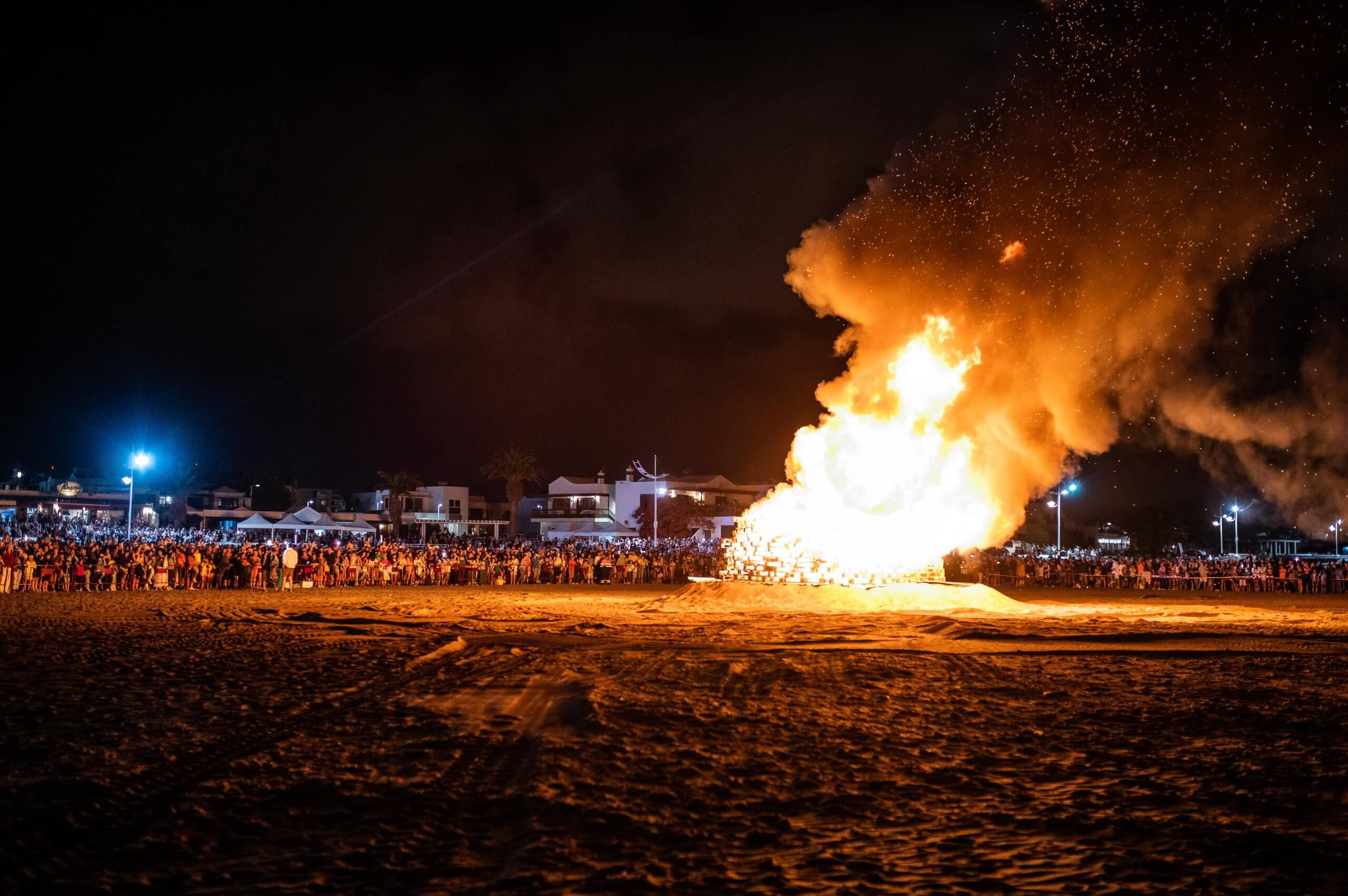 Rotundo éxito de participación en la Noche de San Juan celebrada en Playa Honda