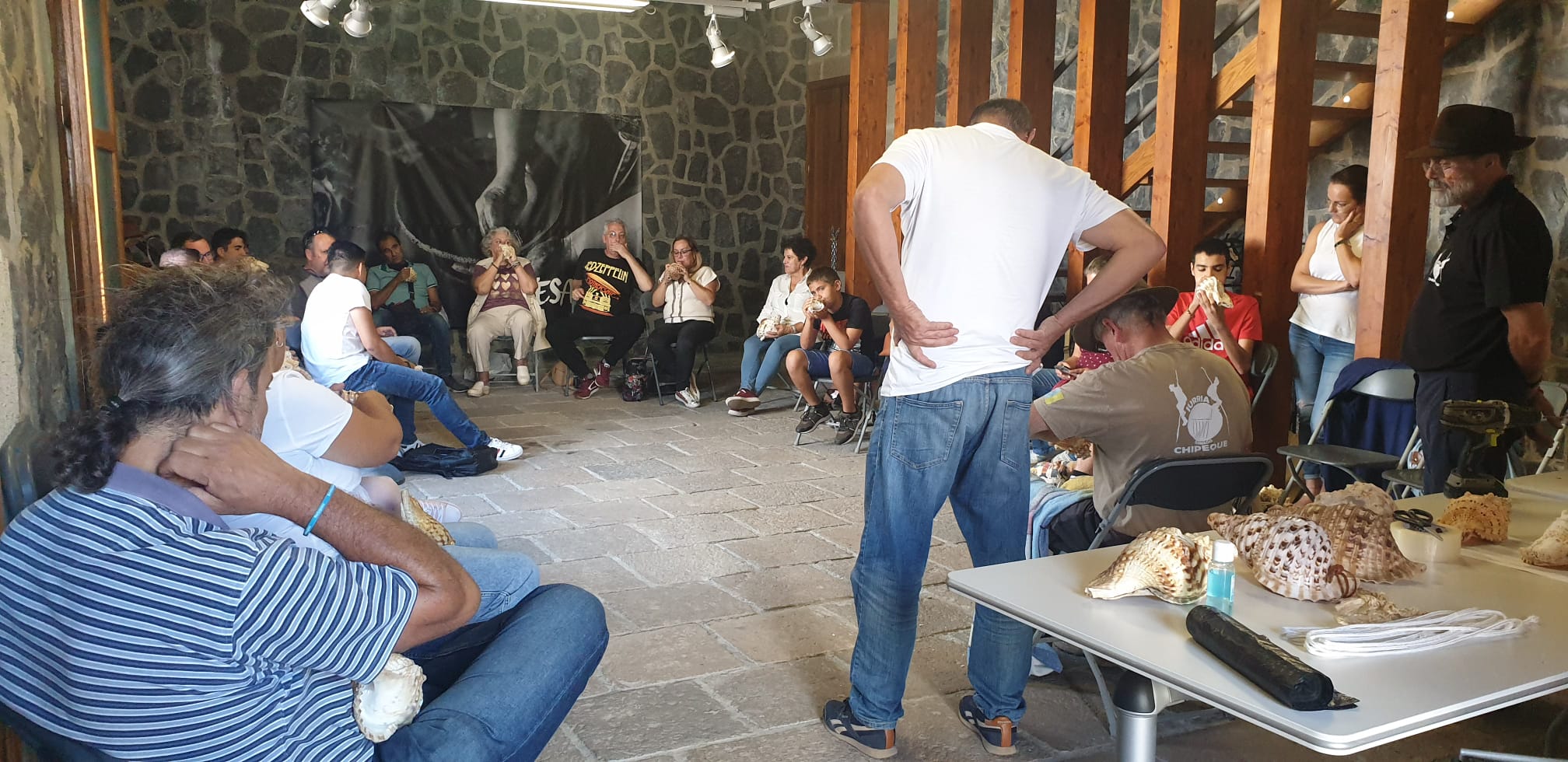 Taller de elaboración y toque de bucio en Candelaria por San Pedro – Candelaria