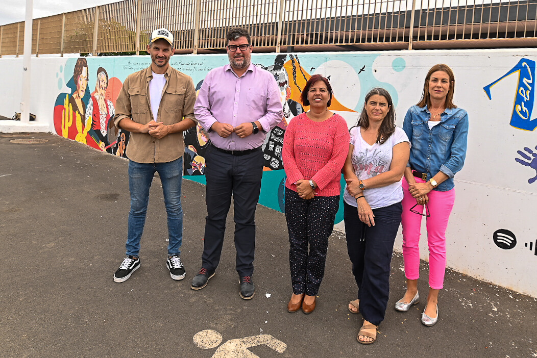 Un mural en el IES Playa Honda pone en valor la imagen de la mujer  en nuestra sociedad