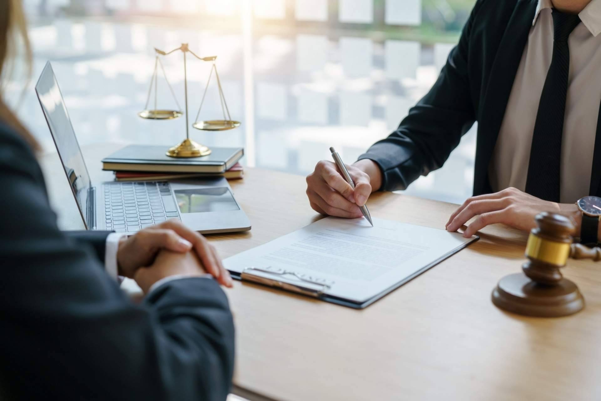 Queda perdonada en Barcelona la deuda de 38.546 euros a una administrativa de 59 años
